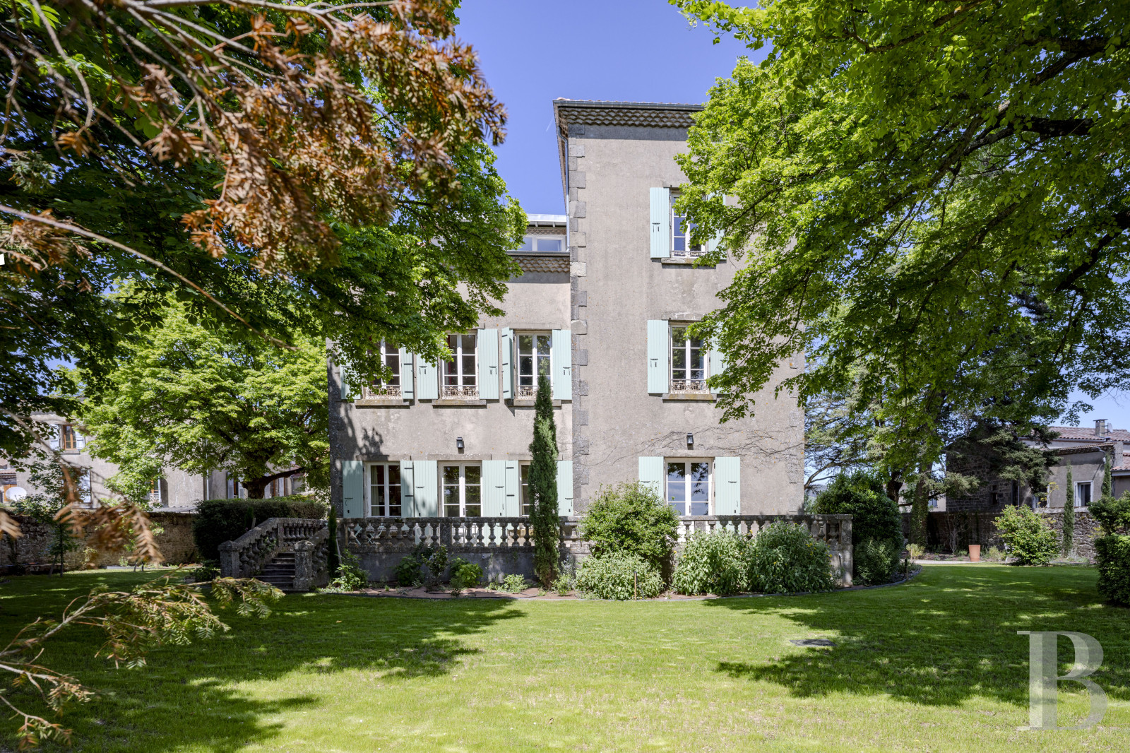 En Ardèche, à Vernoux-en-Vivarais, une maison du 19e siècle et son jardin dominant les reliefs - photo  n°36